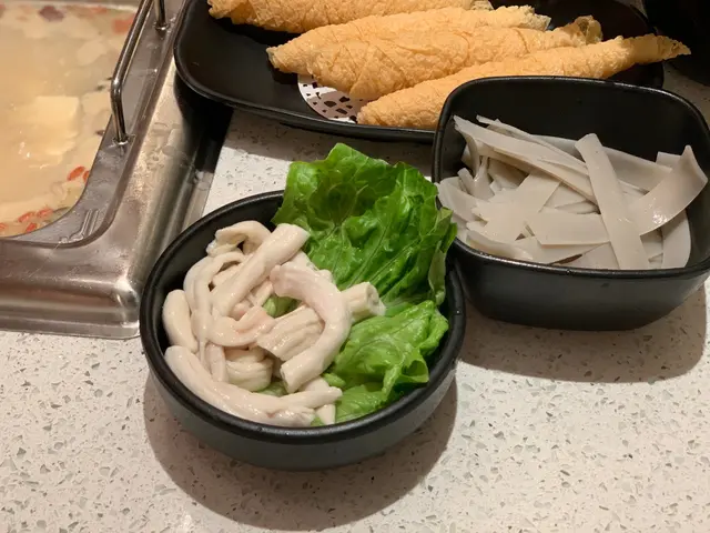 平時打邊爐好少見到有牛骨髓食,
本身牛骨髓無乜味,
不過配上靚湯底,吸晒湯嘅精華就啱晒啦!