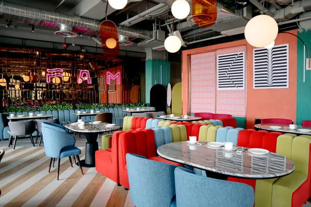 囍公館設計富時尚藝術感，座椅和沙發都色彩奪目