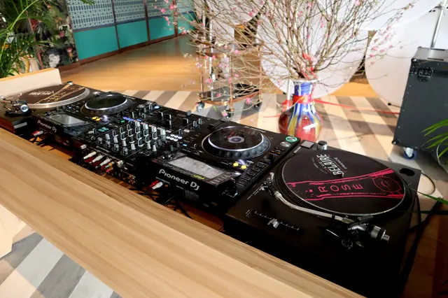 餐廳設有打碟台及專業視聽系統配合不同舉辦活動