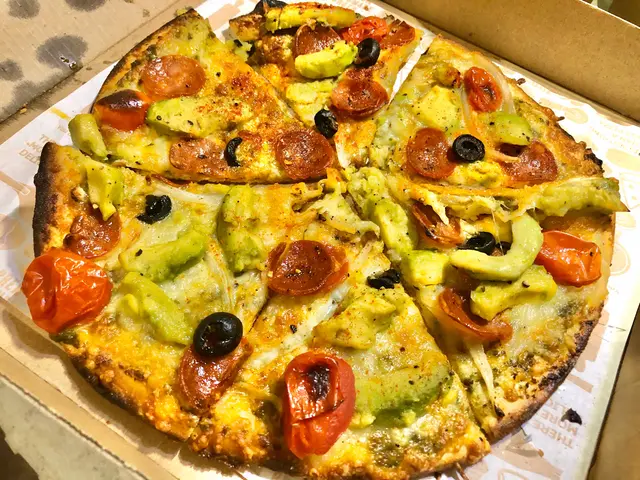 牛油果丘拉爾臘腸Pizza