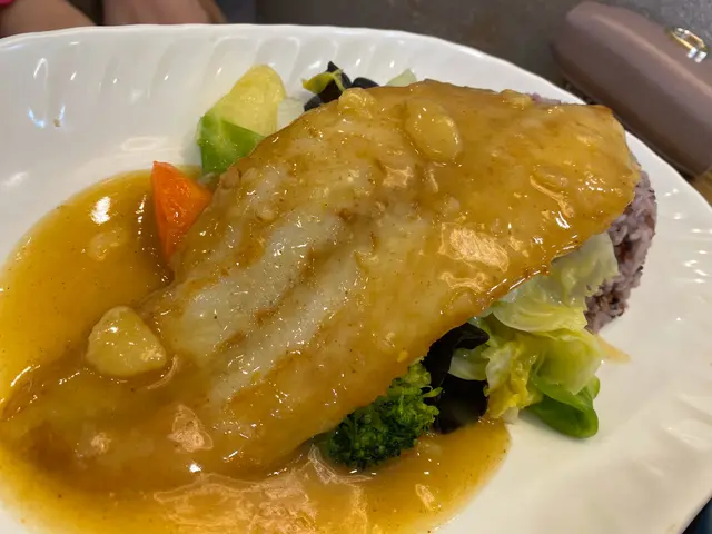 甘薯咖喱汁龍脷柳配有機糙米飯