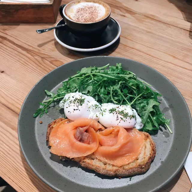  煙三文魚水煮蛋配多士