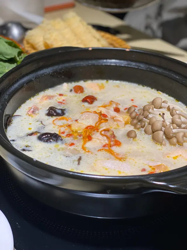 椰子雞湯好濃味又足料,雞都好滑(上菜時隻雞係生既~即煮)每月必來😍最正既椰子雞湯🥥👏🏻👏🏻