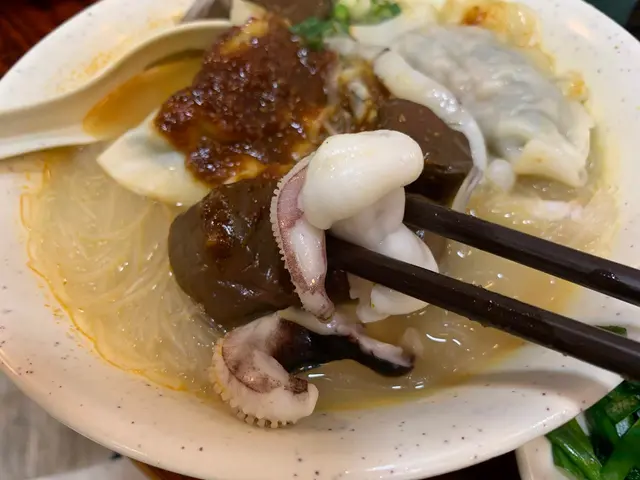 平時係坊間點一個墨魚頭嘅餸,
都係零舍貴,要十幾蚊,
不過呢到叫咩餸都係$9,抵啦!
墨魚頭鮮味十足,口感爽脆。