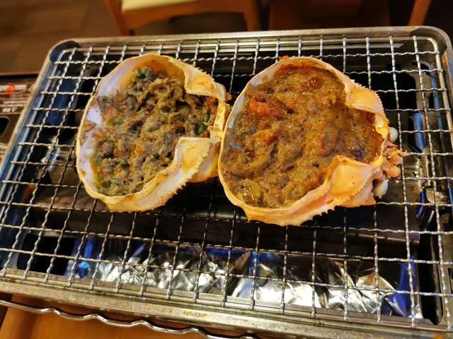 黑門令蟹味噌甲羅燒$72，赤鬼蟹味噌甲羅燒$78