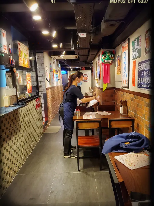 散座全為合併式二至四人方形木枱