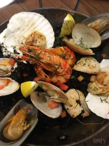 西班牙墨鱼汁海鲜饭