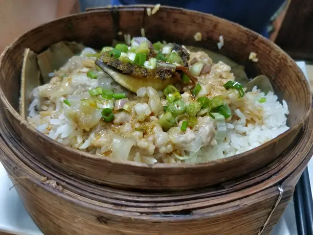 鮑魚花膠肉餅荷葉籠仔蒸飯