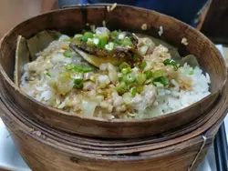 鮑魚花膠肉餅荷葉籠仔蒸飯