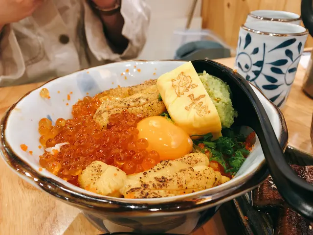 海膽三文魚籽丼