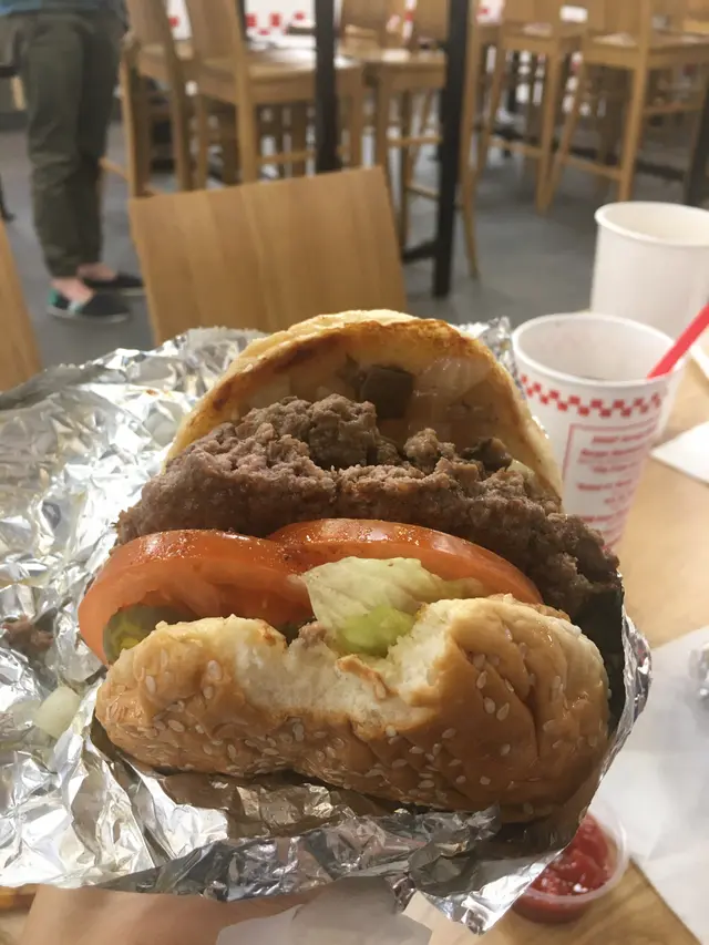 好厚嘅雙層漢堡，可以自由配料