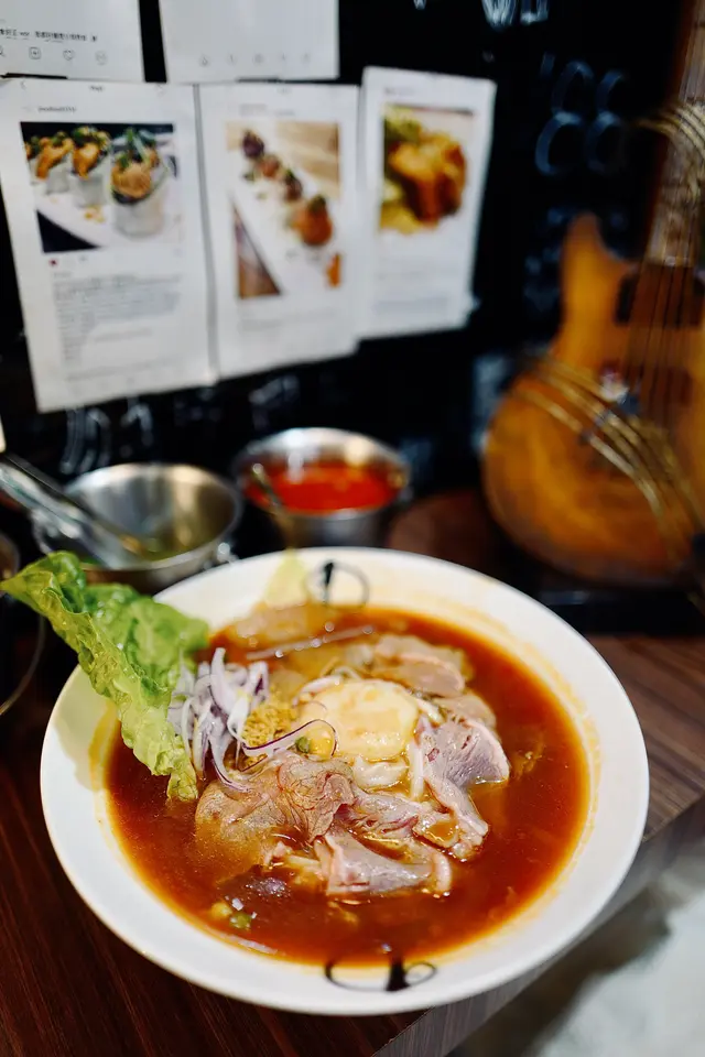 越式窩蛋生牛肉牛骨湯河粉