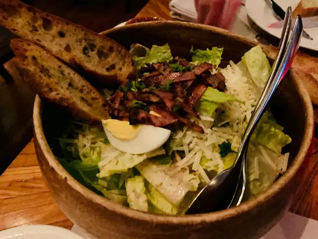 沙律份量十足 煙肉、巴馬臣芝士充足又甘香