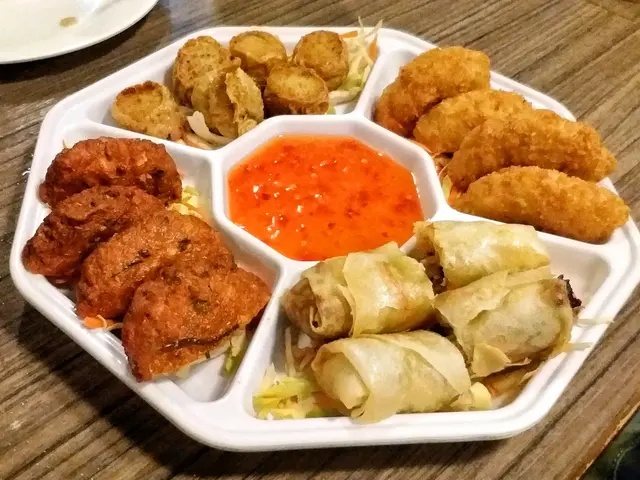 有炸蝦餅、炸魚餅、炸春卷和炸雞卷,款款金黃香脆!