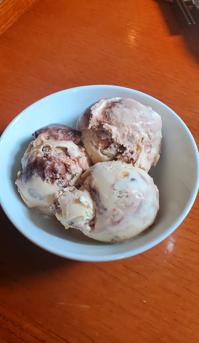 頭轉叫了抹茶和tirtiramisu, 抹茶唔差，但tiramisu 太正啦，當然要返check, 難得師傅好好，我話要三個大大個球嘅tiramisu, 佢真係比到我，噢！超級滿足