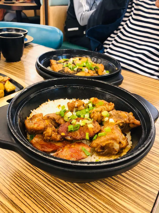 西班牙臘腸排骨煲仔飯