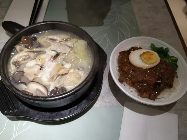花膠雲腿雞鍋配肉燥飯