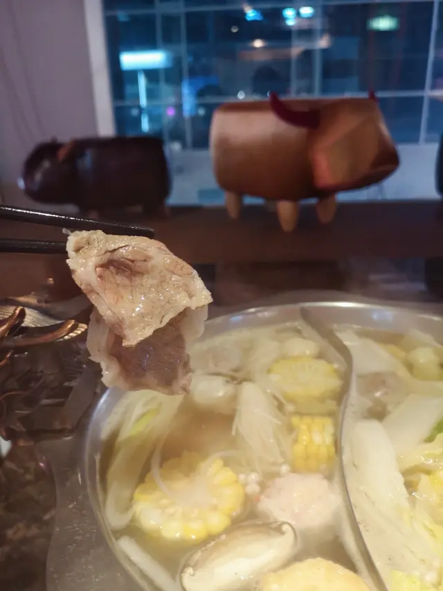 然後就到我們重點的和牛大拼盤
每款肉上都有小紙標示種類，非常不錯，
也方便加單時記得自己喜歡吃哪種
肉類依次是安格斯牛肩胛﹑牛板腱﹑黑毛豬﹑一級肥牛﹑澳洲M5和牛肩小排﹑金錢𦟌
我個人比較喜歡吃軟腍口感，安格斯牛肩胛和牛板腱就非常薄切鮮嫩，牛味濃厚豐富，油脂平均
朋友喜歡吃有質感有嚼口一點的就推介一級肥牛和澳洲M5和牛肩小排
金錢𦟌是帶筋組織的口感，很容易咬也很爽口彈牙
黑毛豬我也非常愛，肉味濃郁鮮嫩
