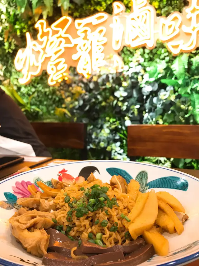 豬耳 大腸 甜不辣 鴨血 王子麵