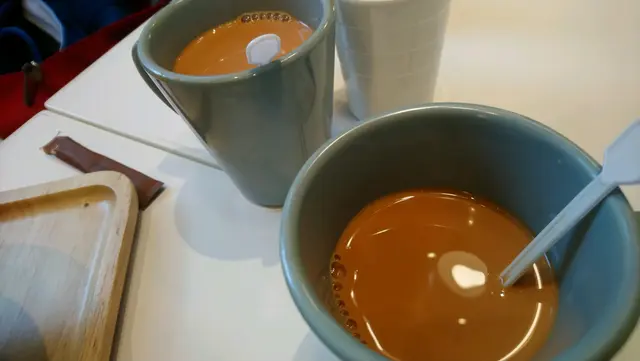 熱奶茶兩杯