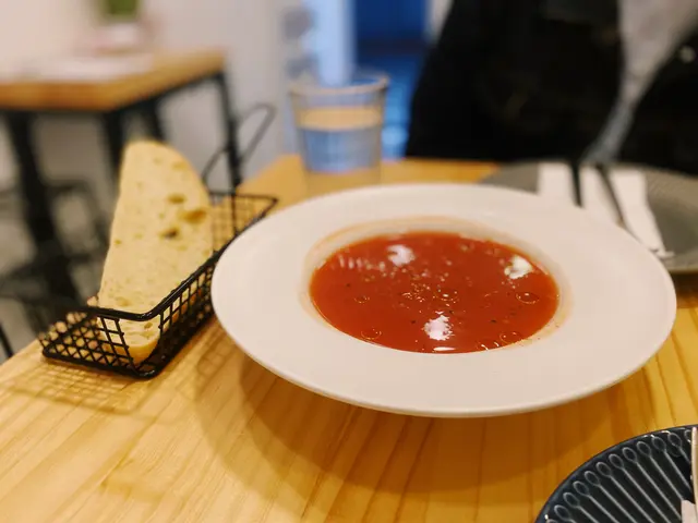 是日靚湯配自家麵包