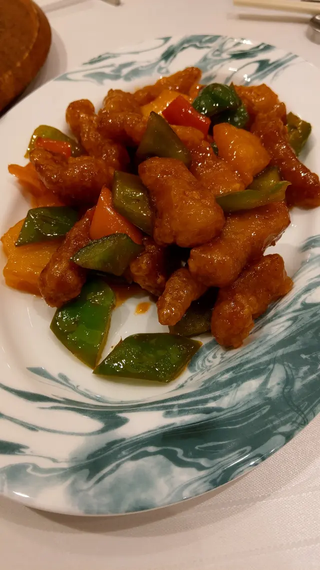 咕嚕肉 炸漿薄而無骨，食起來啖肉！