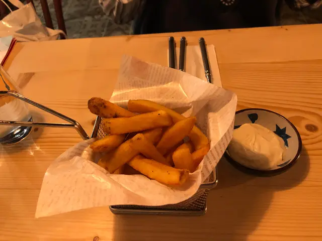 脆炸粗直薯條配黑松露蛋黃醬