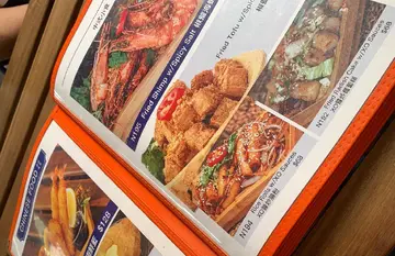 中年女侍應用強迫式叫我地坐低睇下先睇下先,咩都有,點菜個時就樣樣無