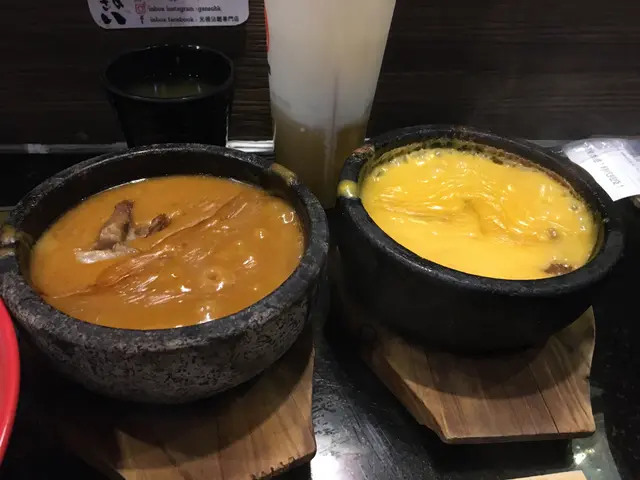 左:龍蝦沾麵 右:芝華士海膽沾麵