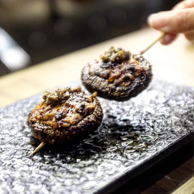 黑橄欖免治雞肉釀冬菇 