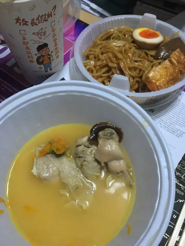 麻辣鴨血素鴨·金盞花螺片雞濃湯·自家製椒麻拌麵