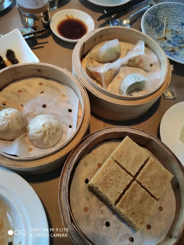 點心款式不多個精美，但味道偏淡，反而適合小油小咸人，環境一流
