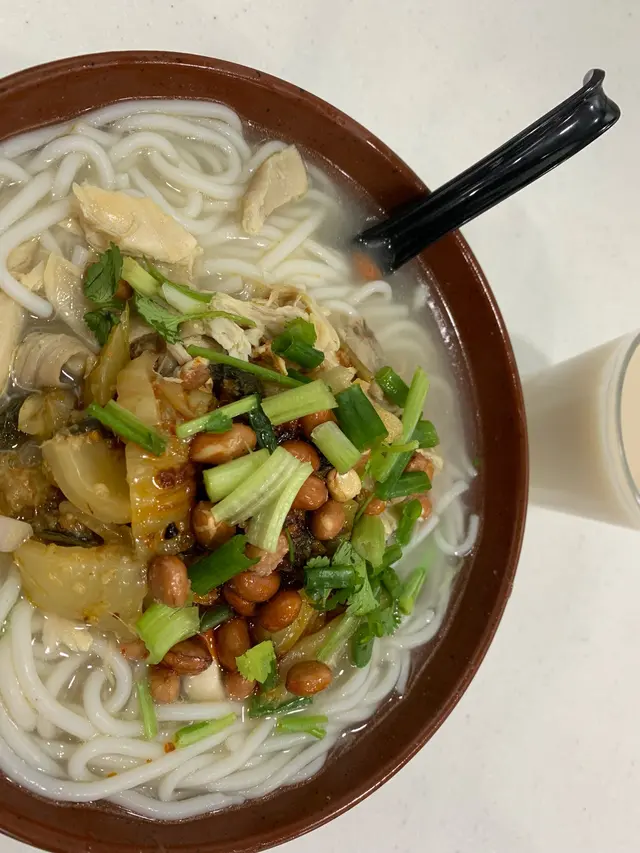 手撕雞酸辣米線