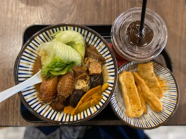 車仔麵、炸墨魚卷、凍檸茶