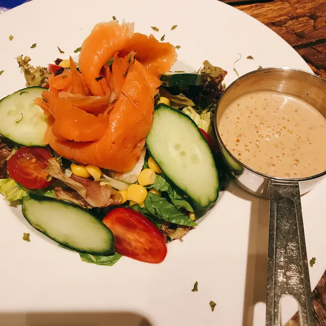 S4 日式芝麻醬三文魚沙律