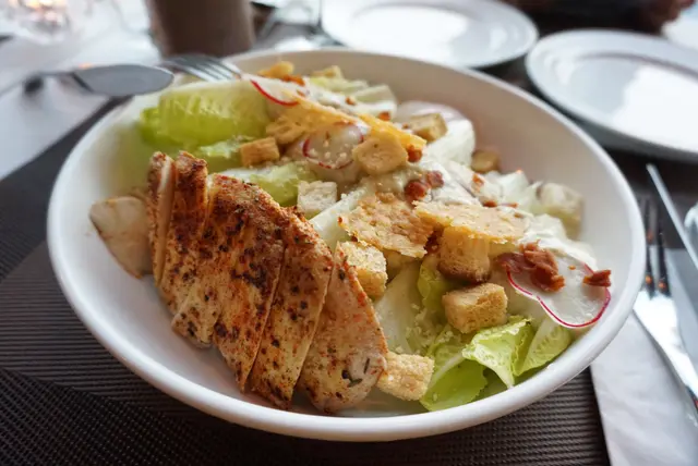 凱撒沙律溫泉蛋配雞扒