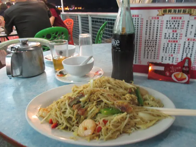 晚間去咗順興茶餐廳。點咗個星洲炒米加支可樂。埋單總價$77。碟星洲米好大碟。加上有大隻蝦仁。個米粉炒到好少油。米粉好彈牙。對住個海景再加支冰凍可樂。一樂也。