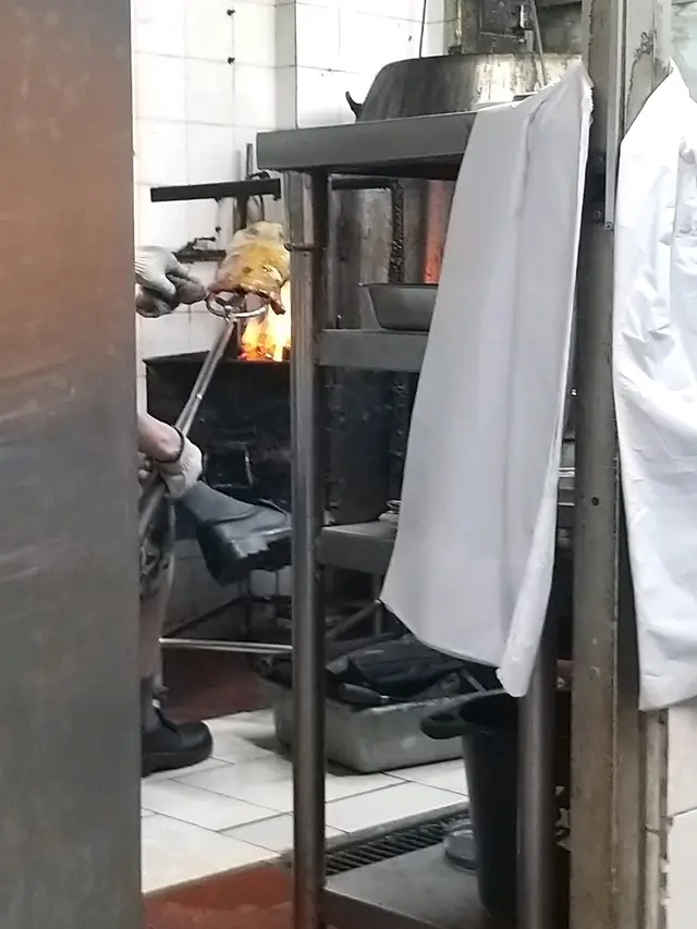 坐依個位，睇住推啲炭出黎燒