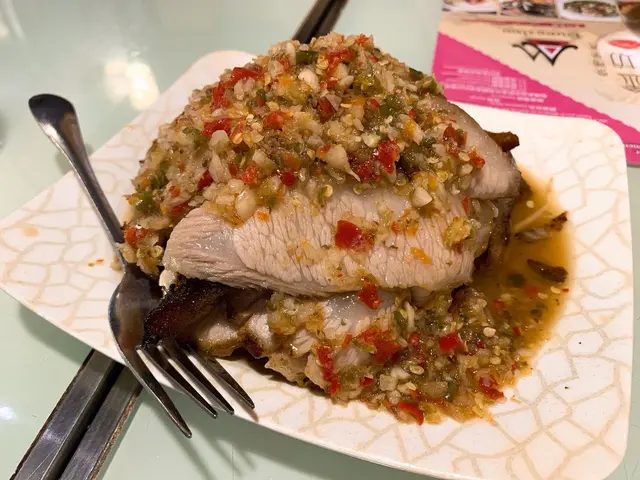 嘩,豬頸肉堆砌到好似一座山咁,份量好足呀!
豬頸肉肥美爽嫩,配上酸甜嘅青檸汁,好醒胃!
仲有超多芽菜墊底,吸晒醬汁嘅精華,咁就冇咁膩啦!😏