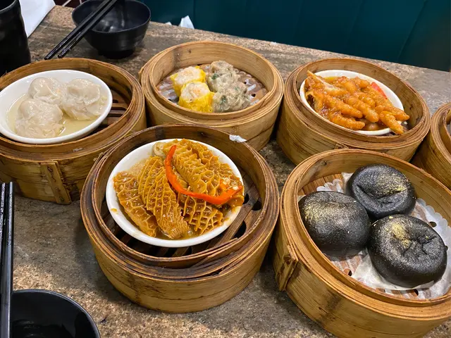 鵪鶉蛋燒賣、鴛鴦燒賣、醬皇蒸鳳爪、沙嗲金錢肚、黑金流沙包