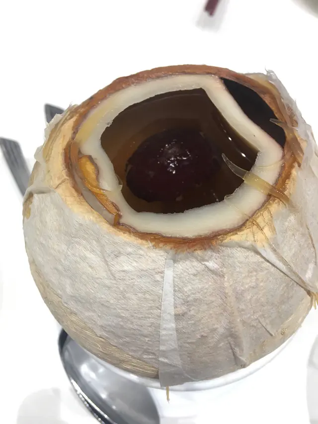 原盅黃耳素翅燉椰皇