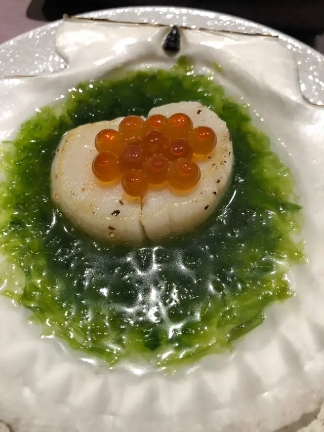 前菜是淡淡的,新鮮的帶子,把三文魚子加入湯一同進食,味道層次立見不同