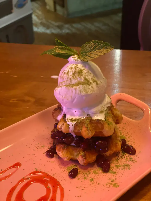 日式綠茶紅豆比利時窩夫配雪糕