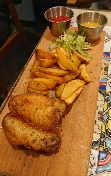 香草酥炸鸡翼配蜜糖芥末酱