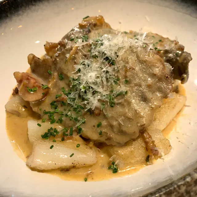 卡邦尼亞式臘味炆和牛臉頰肉配煎腸粉