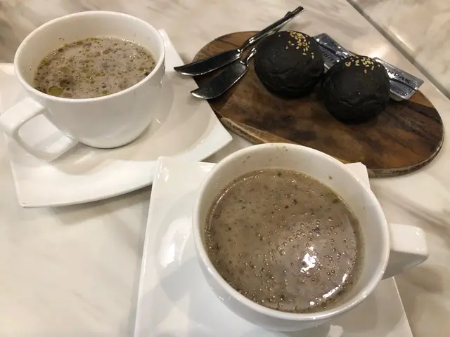 餐前面包及磨菇湯