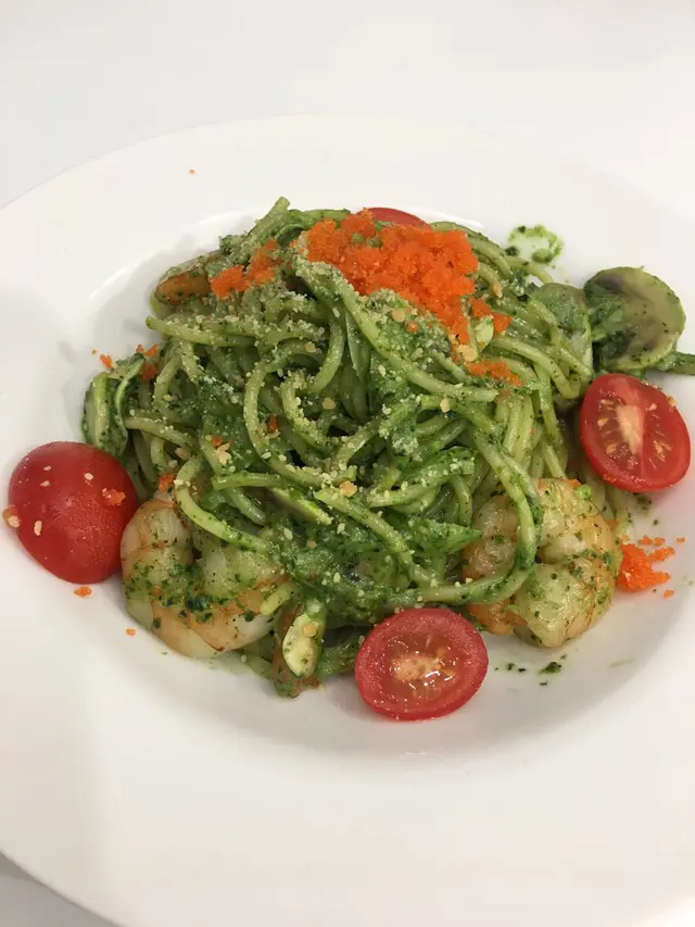 蟹子菠菜汁配虎蝦仁意粉