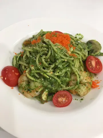 蟹子菠菜汁配虎蝦仁意粉