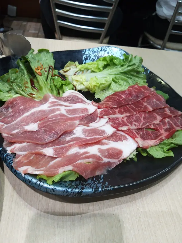 濟洲黑毛豬肉(左),黑安格斯牛肉(右)