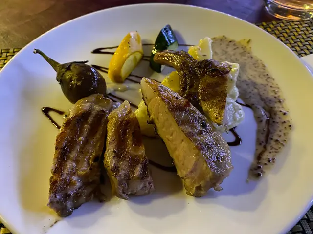 西班牙黑毛豬配蜜糖芥末汁